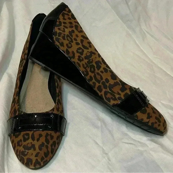 CLARKS Mallory Strap Wedges Women Size 8 - Picture 1 of 3